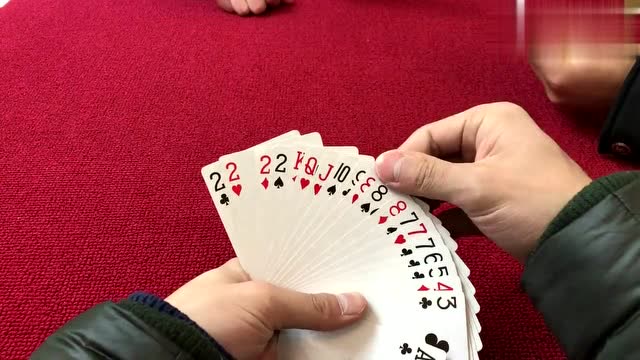 三分钟了解！喜扣跑胡子确实真的有挂(怎么提手拿好牌)