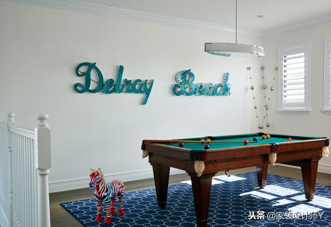 娱乐室墙上挂饰画好吗视频（娱乐室墙面颜色）