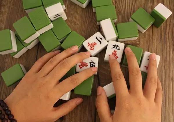 手机怎么挂麻将牌上面图片（手机上打麻将怎么安装挂）