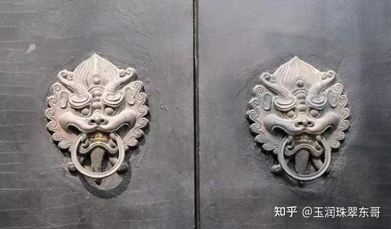 大门上挂龙虎牌什么意思（大门上可以挂龙凤图案好吗）