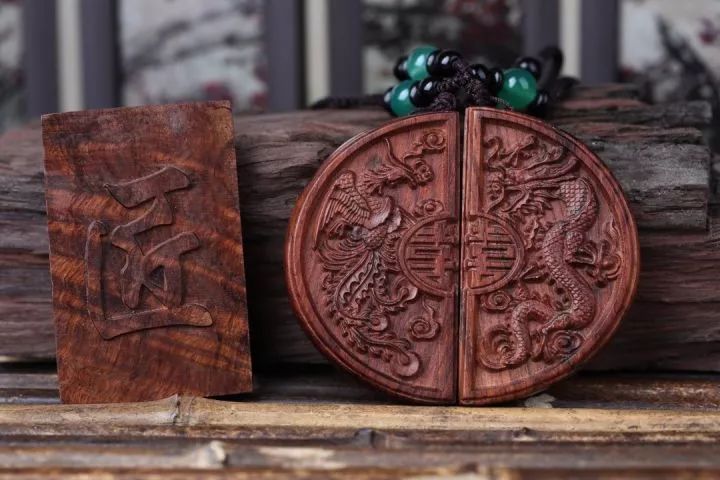 大门上挂龙虎牌什么意思（大门上可以挂龙凤图案好吗）