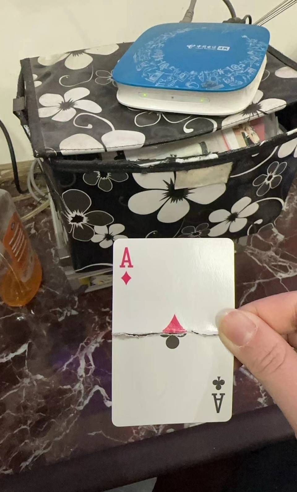 一分钟教你“终于找到可以看普通纸牌的仪器-《新浪科技 讲解窍门》