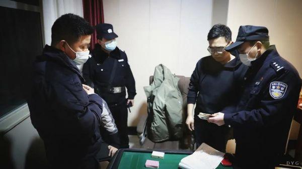 详细说明“新且实用普通扑克牌斗牛新设备!一《我来教教你怎么赢 》