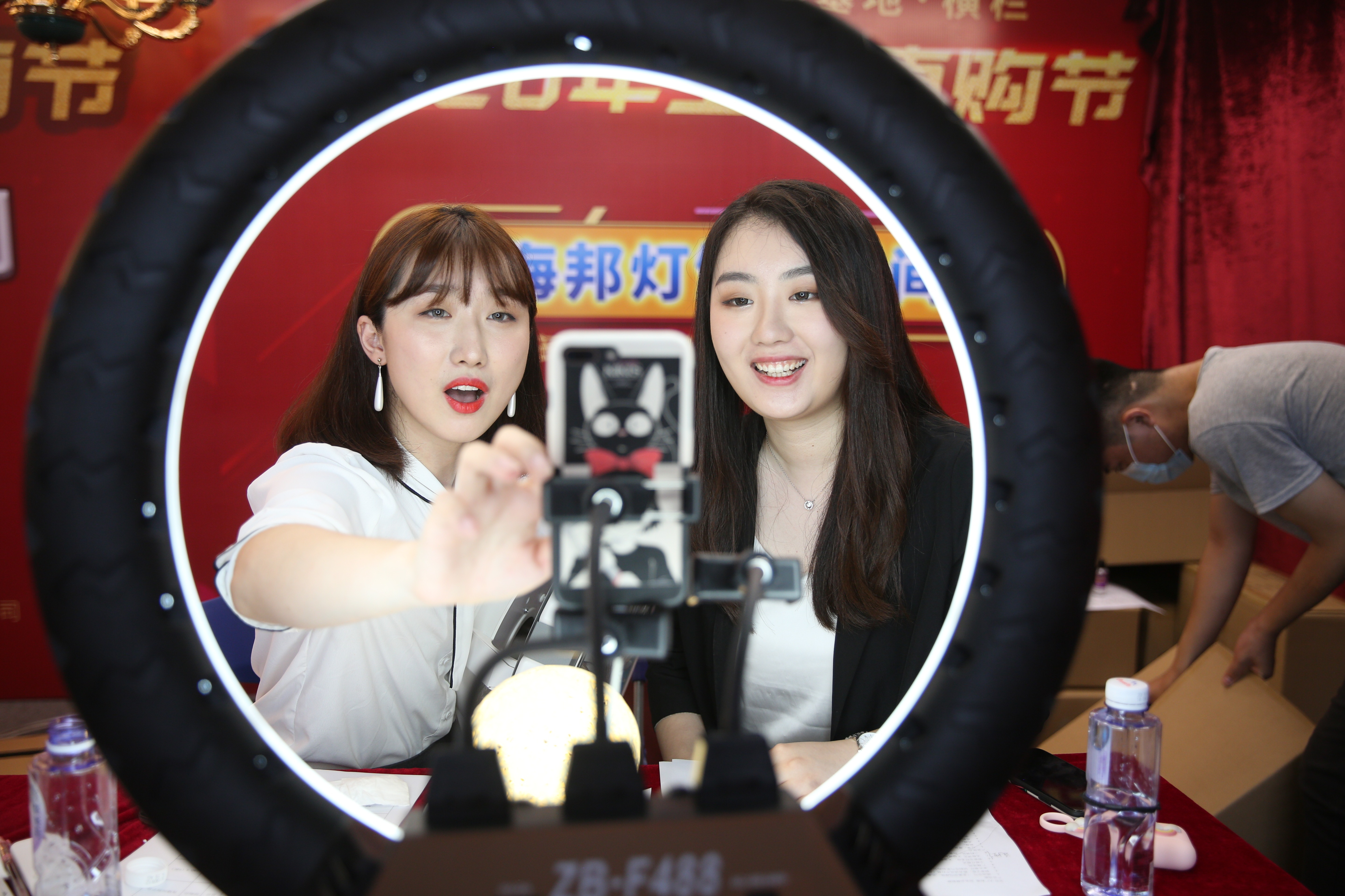 带货直播间能挂真人互动吗（抖音带货直播间挂真人）
