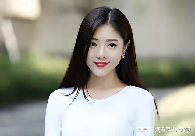 女配在娱乐圈全程开挂（女配她在娱乐圈全程开挂）