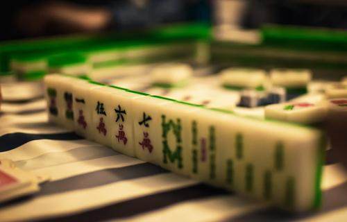 打麻将挂什么东西招财运（打麻将用什么挂好）