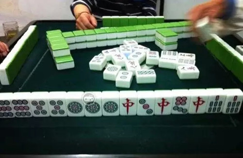 打麻将座位牌怎么挂的图片（打麻将座位风水学）