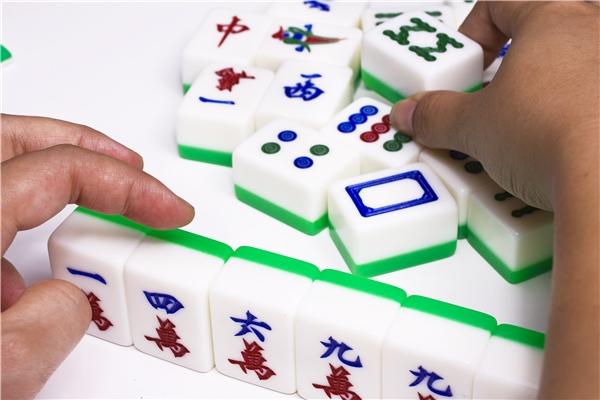 打麻将脸上挂什么（打麻将脸上挂什么字好）
