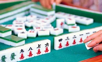 打麻将脸上挂什么（打麻将脸上挂什么字好）