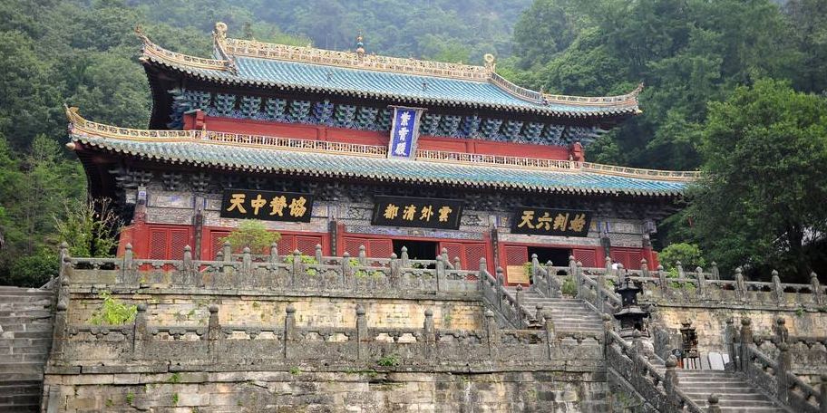 武当山上挂的什么字牌（武当山上供奉的谁）