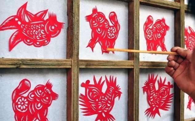 春节习俗摇钱树上挂什么（摇钱树画挂在房间什么位置好）